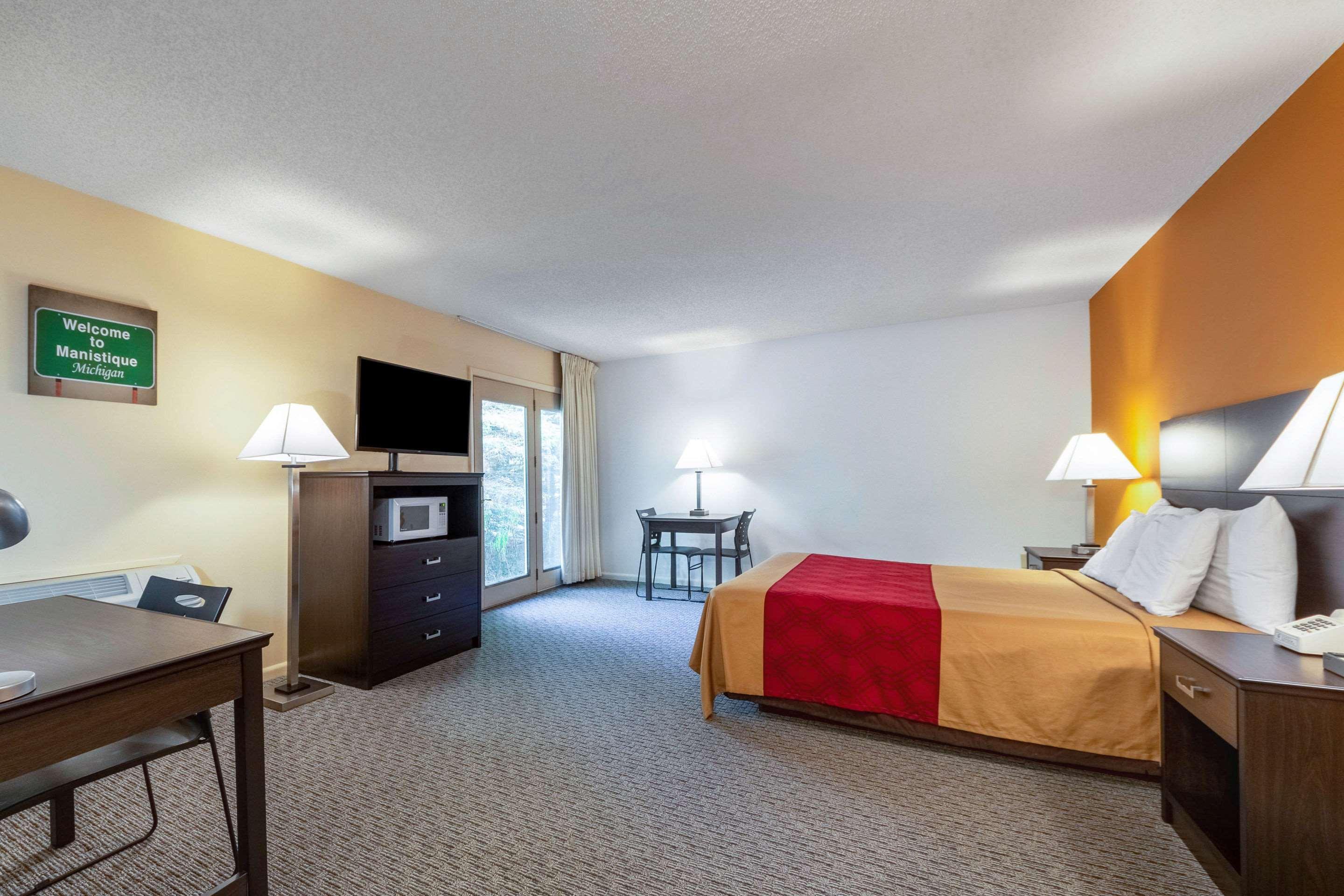 Econo Lodge Lakeshore Manistique Extérieur photo